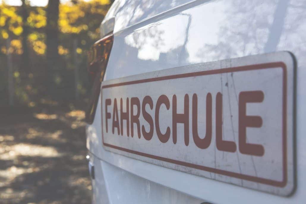 Wie lange dauert eine Fahrstunde? - Eine Nahaufnahme von einem Schild - Fotografieren