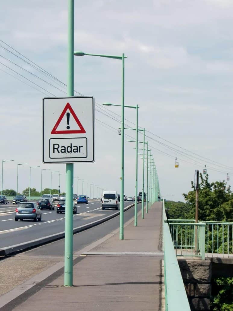 Wie lange dauert ein Bußgeldbescheid? - Ein Schild am Straßenrand - Radar
