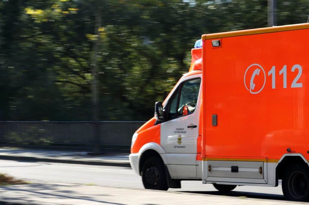 Krankenwagen fährt zu einem Einsatz