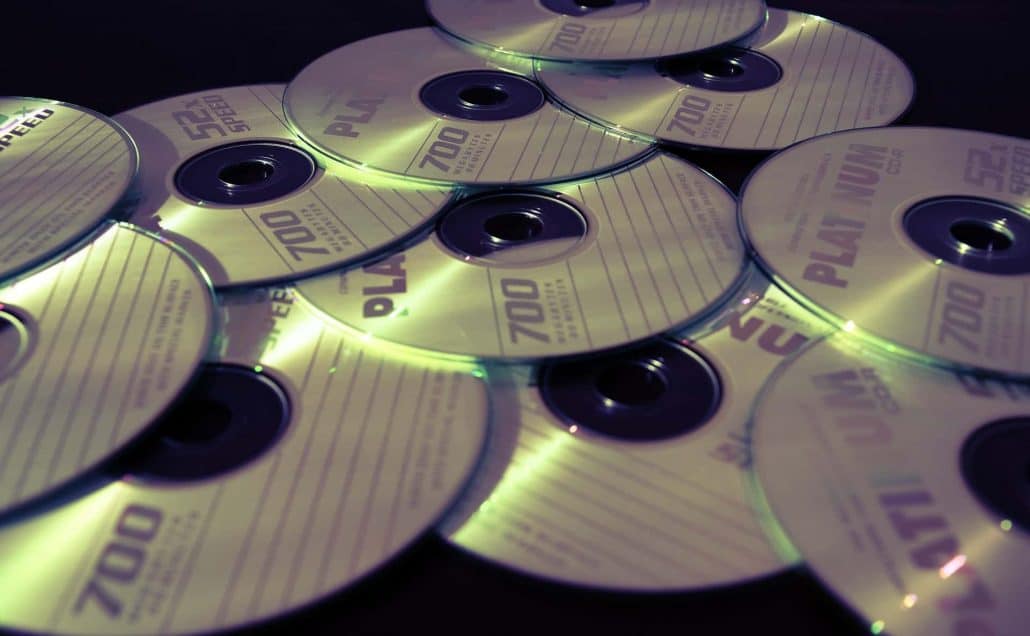 Wie lange hält eine DVD bzw CD? - Ein Gerät auf einem Tisch - Infotech Batia