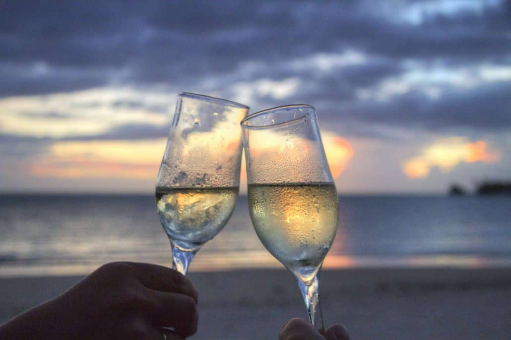 Wie lange hält sich Sekt? - Eine Nahaufnahme von einem Weinglas - Strand